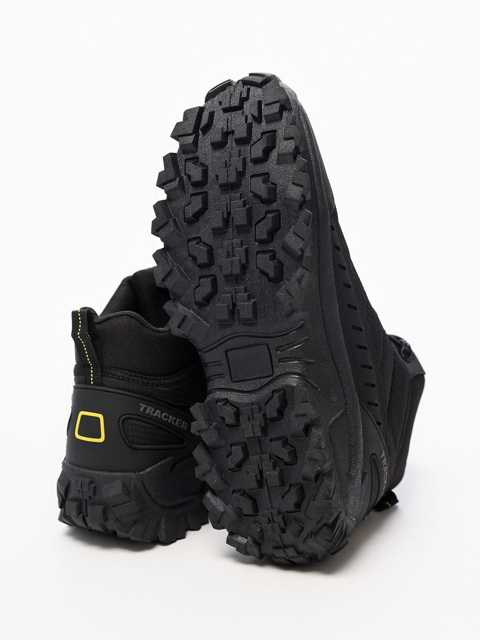 Кроссовки черного цвета текстильные на рельефной подошве